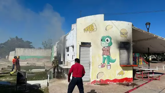 El pasado jueves 23 de enero se registró el incendio de un comercio de alimentos ubicado en el Parque Campeche presuntamente por un cortocircuito. El pasado jueves 23 de enero se registró el incendio de un comercio de alimentos ubicado en el Parque Campeche presuntamente por un cortocircuito.