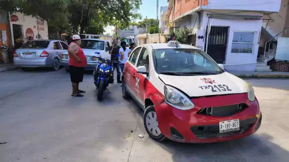 Taxi impacta motocicleta en la colonia Pedro Sáinz de Baranda. Taxi impacta motocicleta en la colonia Pedro Sáinz de Baranda.