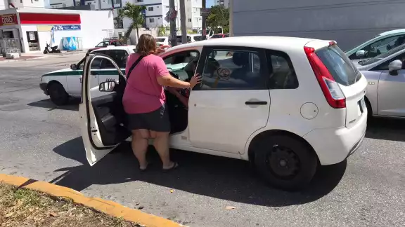 La turista arrojó una piedra al automóvil que había chocado y dañó el parabrisas, esto cuando fue alcanzada en la avenida México de Cancún