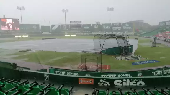 El Parque Kukulcán se encuentra mojado, lo que representa un peligro para los jugadores