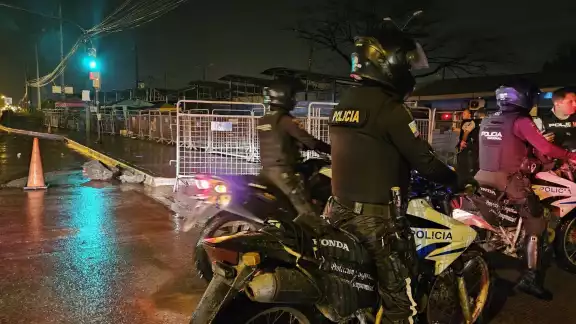 Durante la noche de este viernes se reportó la fuga de al menos 5 reos de una de las prisiónes más grandes de Ecuador Durante la noche de este viernes se reportó la fuga de al menos 5 reos de una de las prisiónes más grandes de Ecuador