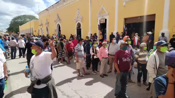 La gente del campo acudió a las instalaciones que alberga el comisariado ejidal a depositar su voto La gente del campo acudió a las instalaciones que alberga el comisariado ejidal a depositar su voto