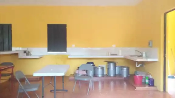 Se llevaron un refrigerador, una estufa, una mesa y una licuadora Se llevaron un refrigerador, una estufa, una mesa y una licuadora