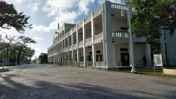 Aunque no se aprecia presencia policial, fueron colocas vallas metálicas para impedir el paso hacia el edificio del Poder Ejecutivo Aunque no se aprecia presencia policial, fueron colocas vallas metálicas para impedir el paso hacia el edificio del Poder Ejecutivo
