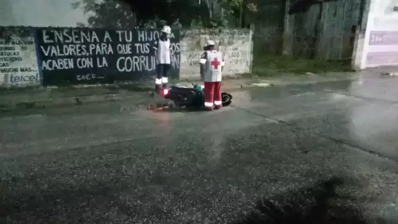 Al lugar llegaron paramédicos de la Cruz Roja para darle los primeros auxilios, pero era tarde, ya había muerto Al lugar llegaron paramédicos de la Cruz Roja para darle los primeros auxilios, pero era tarde, ya había muerto