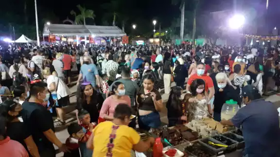 Esta noche durante el intercambio de dulces por Halloween, locales y turistas atiborraron el Parque Benito Juárez, sin cuidar la sana distancia