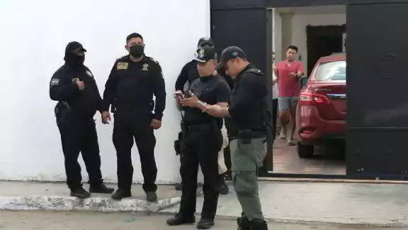 El niño se quedó dentro del vehículo con los seguros puestos y las llaves en el interior de la unidad, en el Centro de la ciudad El niño se quedó dentro del vehículo con los seguros puestos y las llaves en el interior de la unidad, en el Centro de la ciudad
