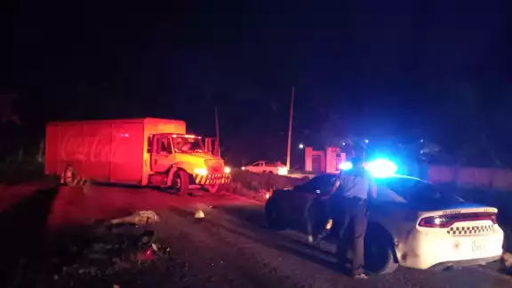 Tras el fuerte impacto, el hombre y la motocicleta comenzaron a incendiarse Tras el fuerte impacto, el hombre y la motocicleta comenzaron a incendiarse