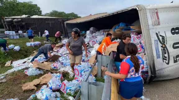 Dormita conductor y vuelca tráiler con 50 toneladas de agua en Campeche Dormita conductor y vuelca tráiler con 50 toneladas de agua en Campeche
