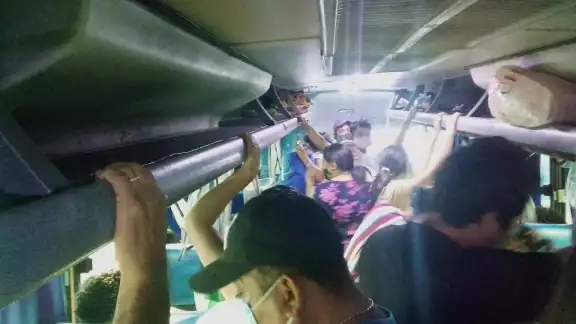 Exceso de pasajeros es un problema diario en los camiones foráneos, comentan los usuarios