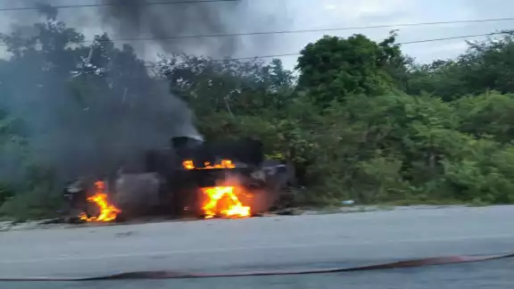 El incendio en el automóvil generó una pequeña columna de fuego en la carretera de Tulum a Puerto Aventuras El incendio en el automóvil generó una pequeña columna de fuego en la carretera de Tulum a Puerto Aventuras