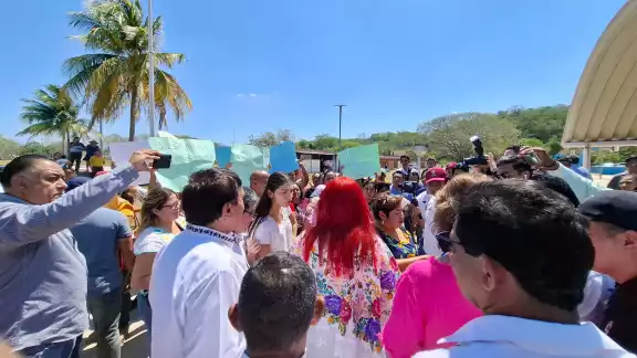 La gobernadora Layda Sansores enfrentó una protesta de trabajadores sindicalizados durante su visita a la Escuela Normal Rural