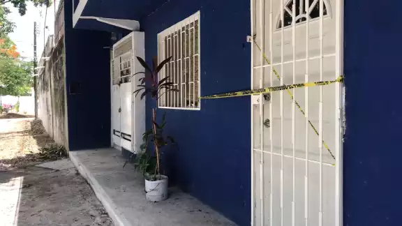 El cuerpo del hombre extranjero fue llevado a la morgue de Cancún por personal del Servicio Médico Forense, para establecer las causas de su muerte El cuerpo del hombre extranjero fue llevado a la morgue de Cancún por personal del Servicio Médico Forense, para establecer las causas de su muerte