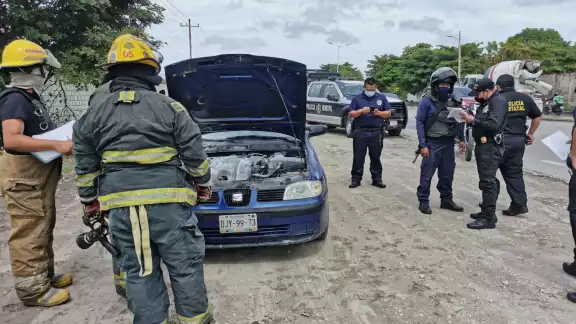 Personal de protección civil, bomberos locales y bomberos tácticos arribaron al lugar de los hechos