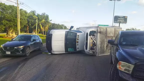 La unidad volcada causó tráfico vehicular en el Boulevard Colosio de Cancún, antes de ser removida del lugar La unidad volcada causó tráfico vehicular en el Boulevard Colosio de Cancún, antes de ser removida del lugar
