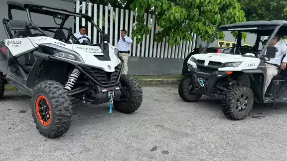 Elementos estatales patrullan zonas comerciales y colonias durante el paso de Beryl categoría 1.