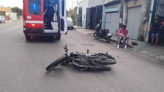 Una mujer sufrió una crisis nerviosa y un conductor resultó lesionado Una mujer sufrió una crisis nerviosa y un conductor resultó lesionado