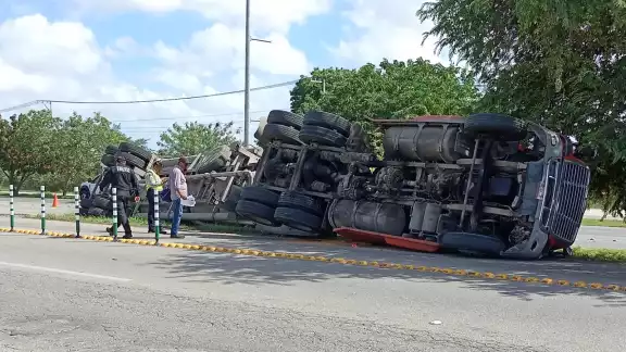 El trailero resultó con heridas leves, sin requerir su traslado al hospital El trailero resultó con heridas leves, sin requerir su traslado al hospital