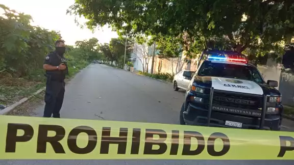 Autoridades policiacas reportaron el hallazgo de una narcofosa en Cancún Autoridades policiacas reportaron el hallazgo de una narcofosa en Cancún