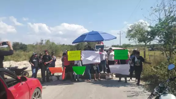 Pobladores de Sabancuy protestan para exigir seguridad vial tras trágico choque Pobladores de Sabancuy protestan para exigir seguridad vial tras trágico choque