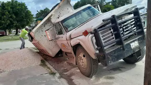 La grava que transportaba el volquete se regó en la acera La grava que transportaba el volquete se regó en la acera