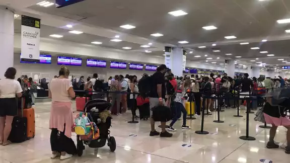 El aeropuerto de Cancún es uno de los que más tráfico registra en México, sólo por detrás del recito aéreo 'Benito Juárez' en la CDMX El aeropuerto de Cancún es uno de los que más tráfico registra en México, sólo por detrás del recito aéreo 'Benito Juárez' en la CDMX