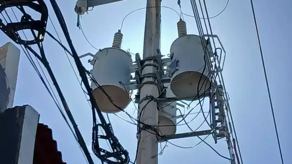 Corto circuito deja sin electricidad a comercios y casas en Campeche Corto circuito deja sin electricidad a comercios y casas en Campeche