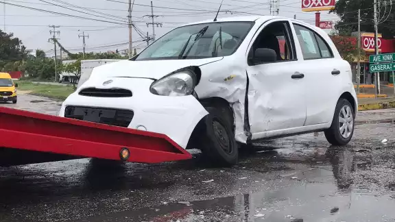 Los vehículos quedaron atravesados en la avenida Andrés Quintana Roo Los vehículos quedaron atravesados en la avenida Andrés Quintana Roo