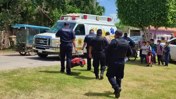El hombre fue auxiliado por paramédicos y trasladado al hospital El hombre fue auxiliado por paramédicos y trasladado al hospital