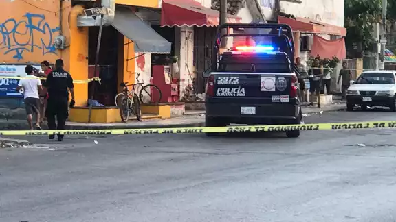 La mujer fue agredida a balazos; los vecinos reportaron haber escuchado detonaciones y a su llegada policías confirmaron que había una víctima La mujer fue agredida a balazos; los vecinos reportaron haber escuchado detonaciones y a su llegada policías confirmaron que había una víctima