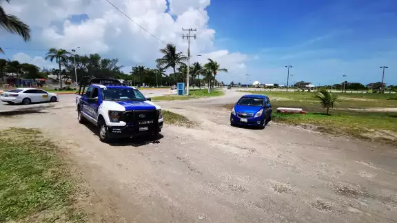 Policía asegura auto tras evento en concha acústica por posible abandono Policía asegura auto tras evento en concha acústica por posible abandono