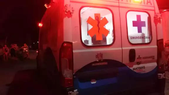 Las personas apedrearon al motociclista y a su acompañante por una aparente burla