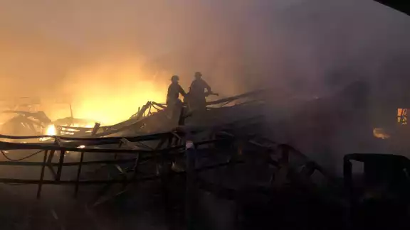 Incendio consume fábrica de aerosoles en Iztapalapa