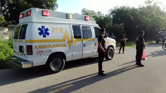 Paramédicos atendieron al motociclista, quien debido al fuerte impacto, terminó entre la maleza Paramédicos atendieron al motociclista, quien debido al fuerte impacto, terminó entre la maleza