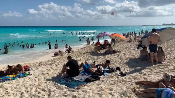 En una parte de Playa Delfines en Cancún, los bañistas no portaban cubrebocas, ni respetaban la sana distancia En una parte de Playa Delfines en Cancún, los bañistas no portaban cubrebocas, ni respetaban la sana distancia