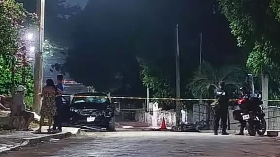 Motociclista fallece tras ignorar señal de alto; impactante escena conmociona a vecinos Motociclista fallece tras ignorar señal de alto; impactante escena conmociona a vecinos