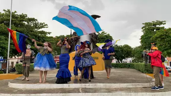 Diversas personas se reúnen en el parque de la Mejorada para iniciar la Marcha por el Orgullo Gay 2021 Diversas personas se reúnen en el parque de la Mejorada para iniciar la Marcha por el Orgullo Gay 2021