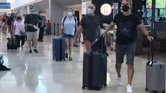 Los pasajeros que viajan a Estados Unidos ya no requieren el acudir a hacerse una prueba para poder abordar sus vuelos hacia el país norteamericano en Cancún Los pasajeros que viajan a Estados Unidos ya no requieren el acudir a hacerse una prueba para poder abordar sus vuelos hacia el país norteamericano en Cancún