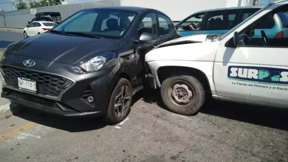 El lesionado fue atendido por los paramédicos Pedro Luna y Guadalupe Pech, quienes arribaron en la ambulancia Y-32 de la Secretaria de Seguridad Pública El lesionado fue atendido por los paramédicos Pedro Luna y Guadalupe Pech, quienes arribaron en la ambulancia Y-32 de la Secretaria de Seguridad Pública
