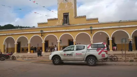 El agredido se encontraba sentado cuando el Edil de Bolonchén, junto a su esposa, intentaron golpearlo