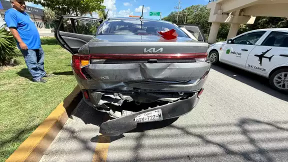 Un aparatoso choque se registró en el boulevard Playa del Carmen, a la altura de la avenida 28 de Julio. Un aparatoso choque se registró en el boulevard Playa del Carmen, a la altura de la avenida 28 de Julio.