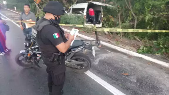 Paramédicos de una ambulancia privada, personal del Heroico Cuerpo de Bomberos y autoridades municipales acudieron al auxilio Paramédicos de una ambulancia privada, personal del Heroico Cuerpo de Bomberos y autoridades municipales acudieron al auxilio