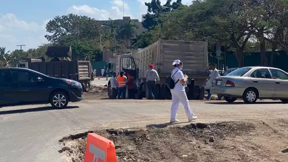 La zona donde se construirá una estación está despejada en espera de que se complete el rellenado para emparejar el asfalto La zona donde se construirá una estación está despejada en espera de que se complete el rellenado para emparejar el asfalto