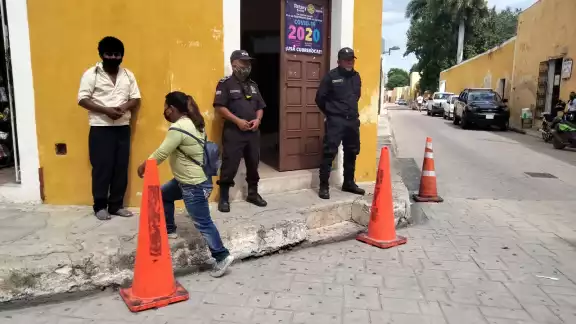 Agentes de la Policía Municipal llegaron al establecimiento médico. Agentes de la Policía Municipal llegaron al establecimiento médico.
