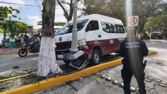 Una combi colectiva chocó contra una luminaria en la colonia Puntilla, Ciudad del Carmen. Una combi colectiva chocó contra una luminaria en la colonia Puntilla, Ciudad del Carmen.