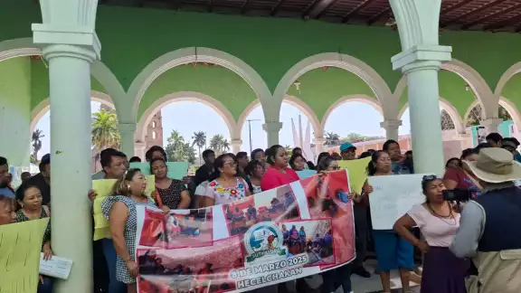 Los sindicalizados de los Tres Poderes llegaron al palacio municipal para exigir un diálogo directo con el alcalde