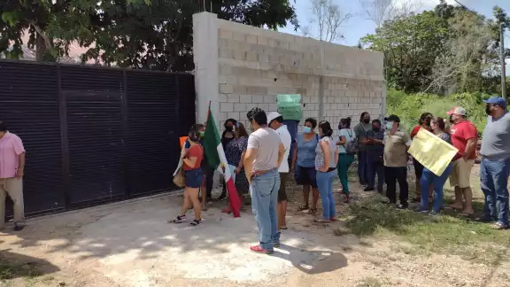 Los trabajadores iniciaron su protesta en frente del Palacio Municipal Los trabajadores iniciaron su protesta en frente del Palacio Municipal