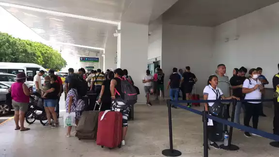 Algunos usuarios del Aeropuerto Internacional de Cancún y empleados turísticos no usan el cubrebocas Algunos usuarios del Aeropuerto Internacional de Cancún y empleados turísticos no usan el cubrebocas