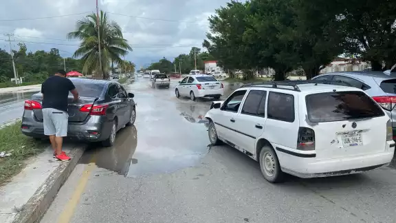 La unidad permanece arriba de la banqueta del Boulevard Luis Donaldo Colosio de Cancún La unidad permanece arriba de la banqueta del Boulevard Luis Donaldo Colosio de Cancún