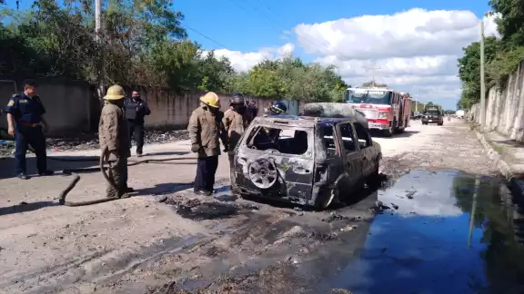 Bomberos apagaron las llamas tras varios minutos de luchar contra las llamas Bomberos apagaron las llamas tras varios minutos de luchar contra las llamas